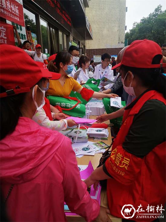 榆阳区鼓楼街道鸳鸯湖社区开展文明出行宣传活动