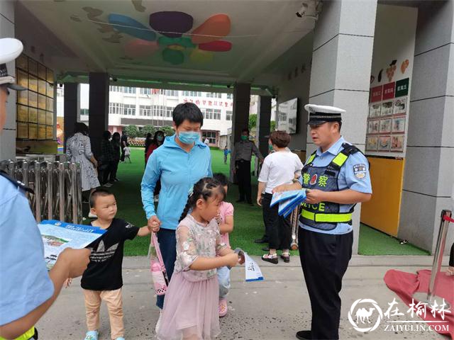 靖边交警“一盔一带”交通安全宣传进校园