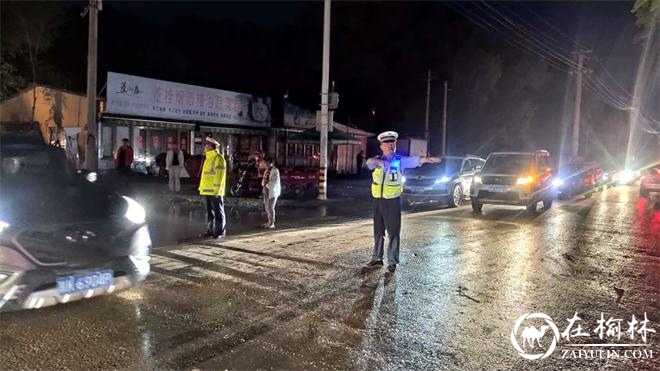靖边:暴雨来袭,雨中交警成最温情的路标