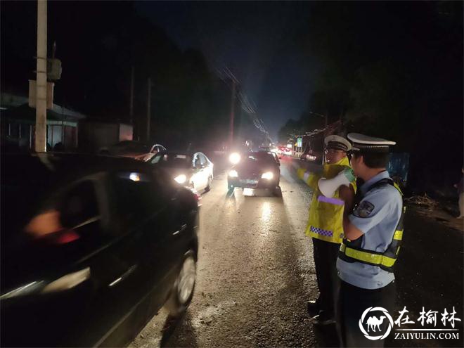 靖边:暴雨来袭,雨中交警成最温情的路标