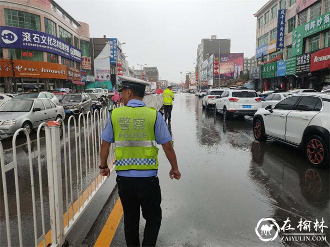 靖边:暴雨来袭,雨中交警成最温情的路标