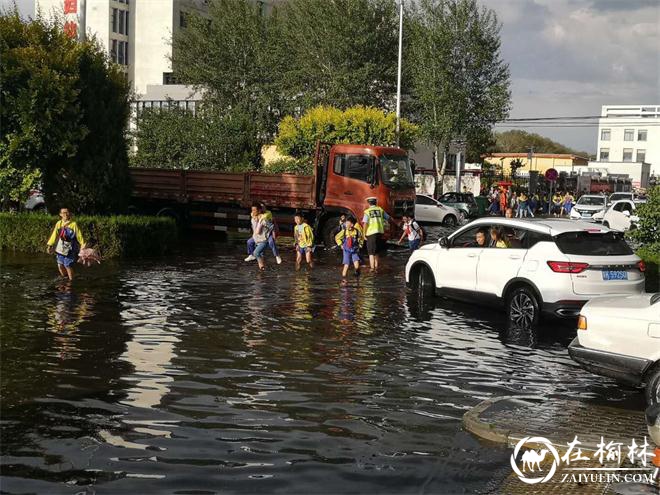 靖边:暴雨来袭,雨中交警成最温情的路标