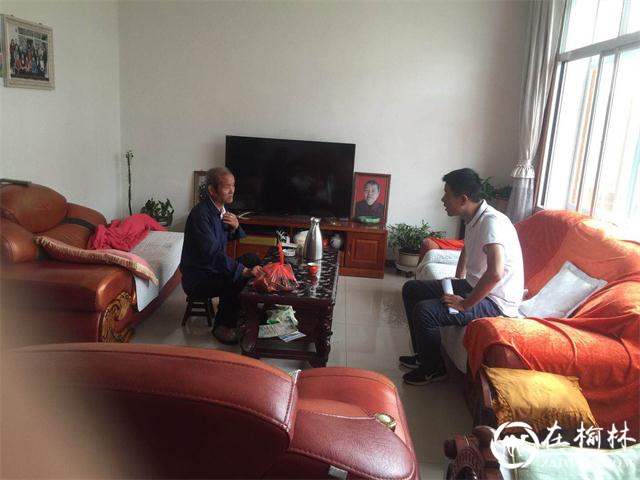 崇文办春苑社区党支部开展“七一”慰问困难老党员活动