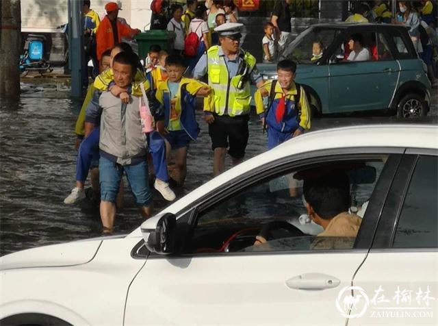 靖边:交警护学暖人心 学校致谢送锦旗