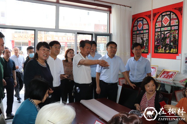 社会组织负责人向大家介绍妇女剪纸创作情况