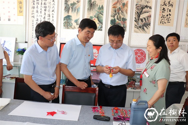 白琛东查看手工艺品