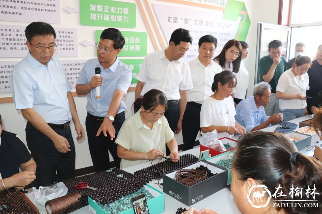 现场观看妇女汽车坐垫手工编织过程