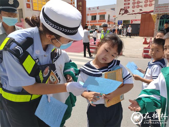 靖边交警开展“一盔一带”交通安全宣传教育进校园活动
