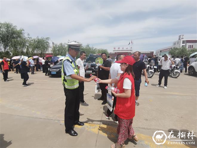 榆阳区驼峰办望湖路社区开展“温情七月，爱心助考”活动