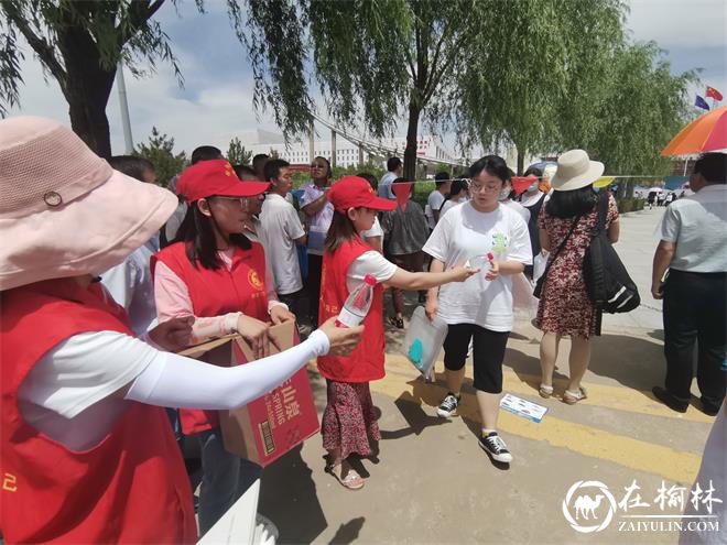 榆阳区驼峰办望湖路社区开展“温情七月，爱心助考”活动