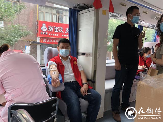 明珠办长兴路社区“双报到”党员带头献热血