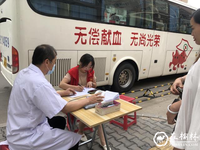 明珠办长兴路社区“双报到”党员带头献热血