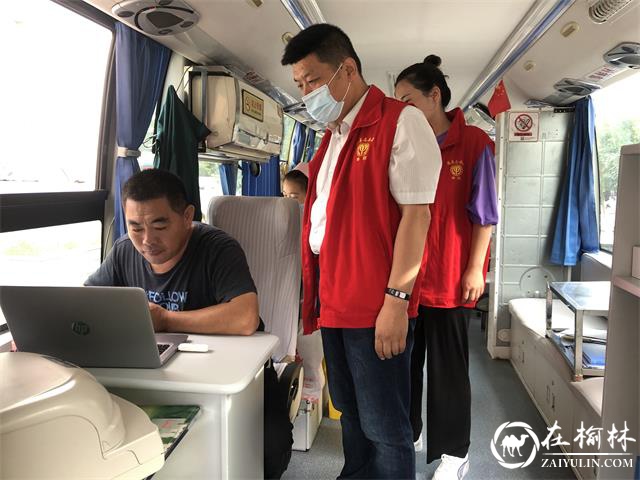 明珠办长兴路社区“双报到”党员带头献热血