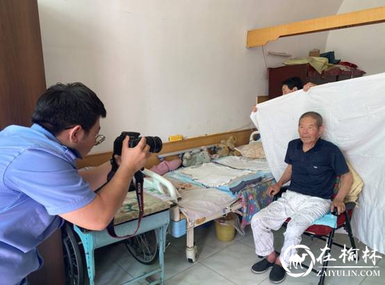 绥德民警上门办理身份证 便民服务暖人心