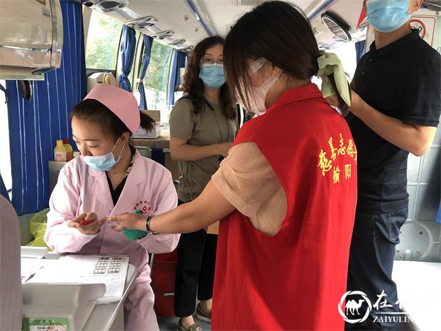 明珠办长兴路社区“双报到”党员带头献热血