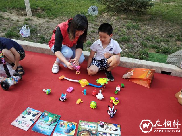 榆阳区建业路社区跳蚤市场以物换物，共享快乐，让闲置物品发挥另类价值