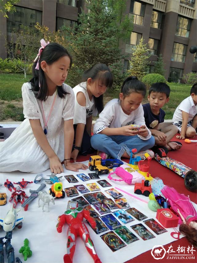 榆阳区建业路社区跳蚤市场以物换物，共享快乐，让闲置物品发挥另类价值