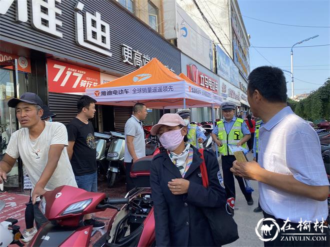 靖边交警在电动车卖场开展“一盔一带”安全宣传