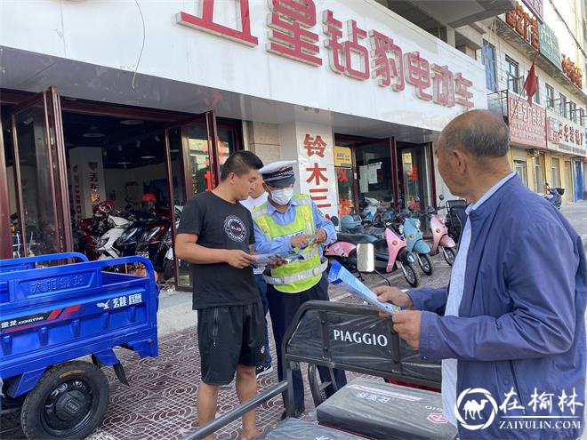 靖边交警在电动车卖场开展“一盔一带”安全宣传