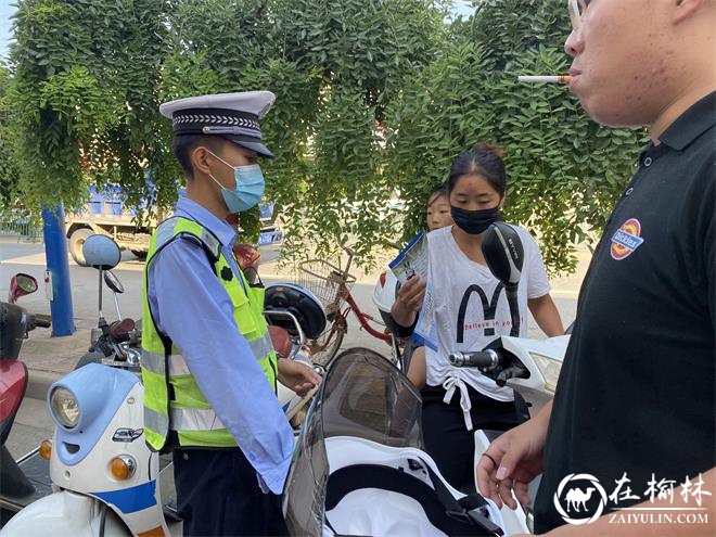 靖边交警在电动车卖场开展“一盔一带”安全宣传