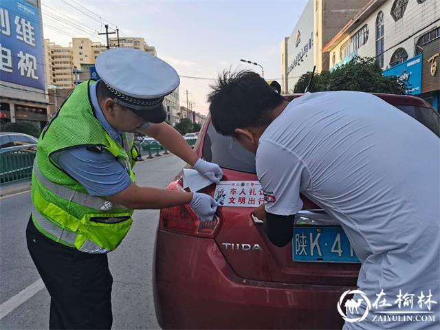 靖边交警街头开展“车让人 人守规”交通安全宣传劝导活动
