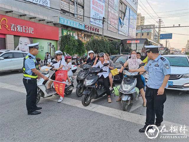 靖边交警街头开展“车让人 人守规”交通安全宣传劝导活动