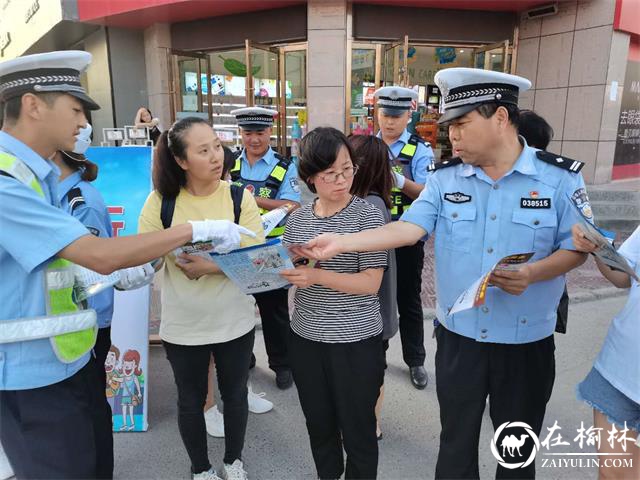 靖边交警街头开展“车让人 人守规”交通安全宣传劝导活动