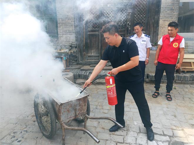 榆阳区新明楼街道万佛楼社区消防演练进院落