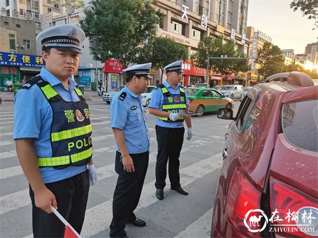 靖边交警街头开展“车让人 人守规”交通安全宣传劝导活动