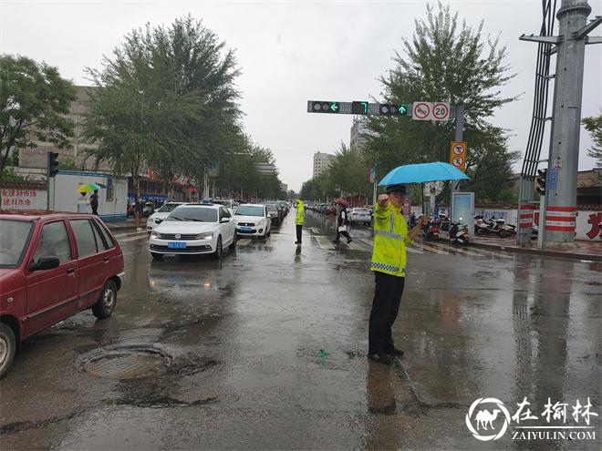 中考遇上下雨，看靖边交警冒雨为学子保驾护航