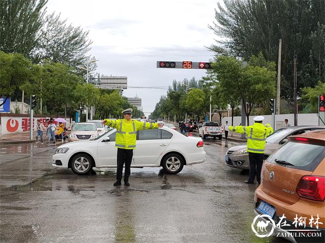 中考遇上下雨，看靖边交警冒雨为学子保驾护航