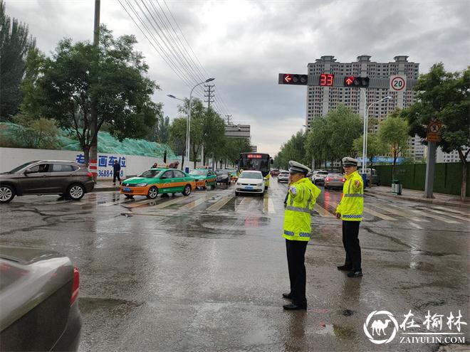 中考遇上下雨，看靖边交警冒雨为学子保驾护航