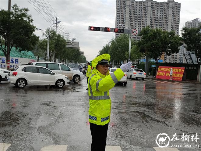 中考遇上下雨，看靖边交警冒雨为学子保驾护航