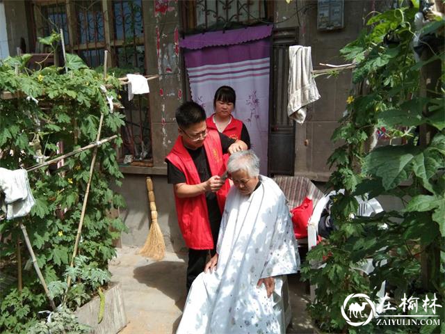 崇文办学院社区开展“守望健康 志愿服务”公益理发活动