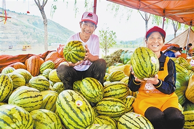 西瓜种植户享受丰收的喜悦 韩艳艳摄