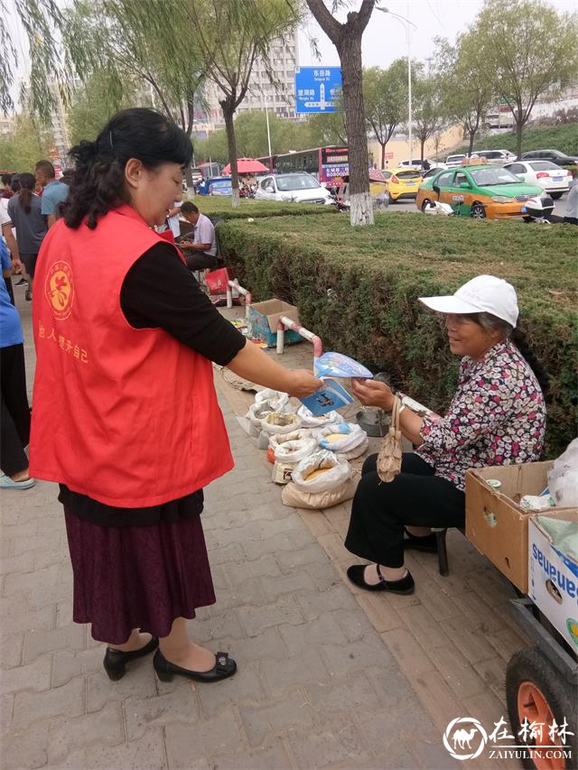 榆阳区望湖路社区联合驼峰骆派出所开展扫黑除恶宣传活动