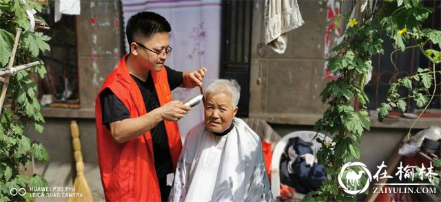 崇文办学院社区开展“守望健康 志愿服务”公益理发活动