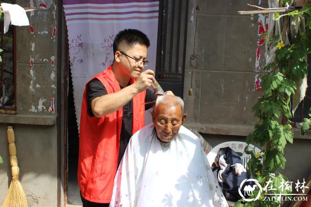 崇文办学院社区开展“守望健康 志愿服务”公益理发活动