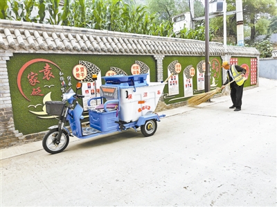 保洁员正在清扫村道