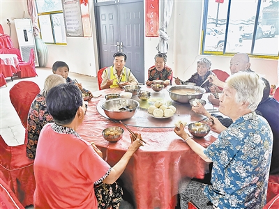 老年幸福院里用餐的老人