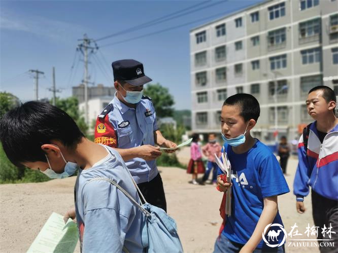 民警对中小学校进行愛路护路宣传