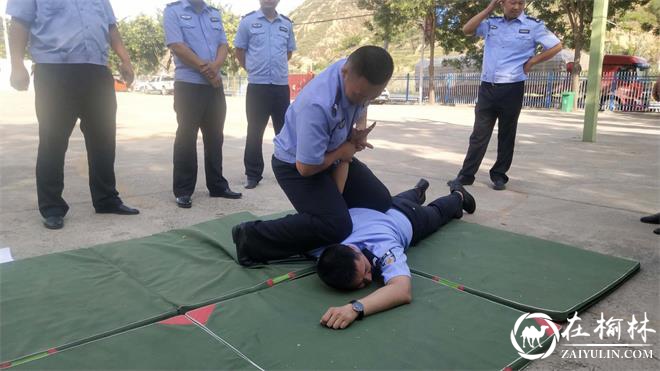 在榆林网讯：2020年7月29日，绥德县公安局在交管大队田庄中队举行训练基地揭牌仪式，召开全警实战大练兵深化动员会。  副县长、局党委书记、局长丁杰与田庄镇党委书记李锦鹏为训练基地剪彩，随后丁县长与副局长马晓江进行揭牌。  丁县长在讲话中强调要持续发力毫不松懈，全面深入扎实开展全警实战大练兵活动，一是要坚持政治建警。不断增强广大民警忠诚核心、拥护核心、跟随核心、捍卫核心的思想自觉、政治自觉、行动自觉。二是要坚持素质强警。锻造一支政治过硬、业务过硬、责任过硬、纪律过硬、作风过硬的公安队伍。三是要坚持从严治警。充分发挥领导带头、党员示范、典型带动的引领作用，辐射带动全体干警追赶超越，营造争先创优的良好氛围，确保全警实战大练兵取得实效，锻造出一支让党委政府放心、人民群众满意、能打胜仗的公安铁军队伍。  全警实战大练兵开展以来，绥德县公安局突出实战、实用、实效原则，真抓、真练、真考，先后组织12次专题辅导报告与5次现场教学，组织开展《公安机关文明形象规范》知识考试和全警实战大练兵队列考核汇报演练，开展实战技能培训班8期300余人次，市局大练兵网页信息发布量位居全市第二，全警实战大练兵活动取得明显成效。  绥德公安训练基地已经承担了前期全局大练兵多项活动，此次揭牌仪式后，训练基地将充分发挥自身优势，进一步整合资源，为深入推动全警实战大练兵、锻造“名州铁警”做出更大的贡献。  派驻局纪检组长汪海鸿、政工监督室主任王鹏、田庄镇镇长霍鹏强参加上述活动。（完）