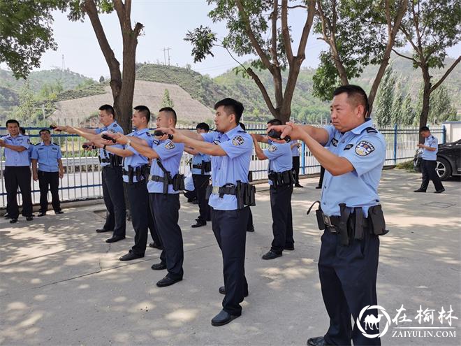 在榆林网讯：2020年7月29日，绥德县公安局在交管大队田庄中队举行训练基地揭牌仪式，召开全警实战大练兵深化动员会。  副县长、局党委书记、局长丁杰与田庄镇党委书记李锦鹏为训练基地剪彩，随后丁县长与副局长马晓江进行揭牌。  丁县长在讲话中强调要持续发力毫不松懈，全面深入扎实开展全警实战大练兵活动，一是要坚持政治建警。不断增强广大民警忠诚核心、拥护核心、跟随核心、捍卫核心的思想自觉、政治自觉、行动自觉。二是要坚持素质强警。锻造一支政治过硬、业务过硬、责任过硬、纪律过硬、作风过硬的公安队伍。三是要坚持从严治警。充分发挥领导带头、党员示范、典型带动的引领作用，辐射带动全体干警追赶超越，营造争先创优的良好氛围，确保全警实战大练兵取得实效，锻造出一支让党委政府放心、人民群众满意、能打胜仗的公安铁军队伍。  全警实战大练兵开展以来，绥德县公安局突出实战、实用、实效原则，真抓、真练、真考，先后组织12次专题辅导报告与5次现场教学，组织开展《公安机关文明形象规范》知识考试和全警实战大练兵队列考核汇报演练，开展实战技能培训班8期300余人次，市局大练兵网页信息发布量位居全市第二，全警实战大练兵活动取得明显成效。  绥德公安训练基地已经承担了前期全局大练兵多项活动，此次揭牌仪式后，训练基地将充分发挥自身优势，进一步整合资源，为深入推动全警实战大练兵、锻造“名州铁警”做出更大的贡献。  派驻局纪检组长汪海鸿、政工监督室主任王鹏、田庄镇镇长霍鹏强参加上述活动。（完）