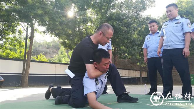 在榆林网讯：2020年7月29日，绥德县公安局在交管大队田庄中队举行训练基地揭牌仪式，召开全警实战大练兵深化动员会。  副县长、局党委书记、局长丁杰与田庄镇党委书记李锦鹏为训练基地剪彩，随后丁县长与副局长马晓江进行揭牌。  丁县长在讲话中强调要持续发力毫不松懈，全面深入扎实开展全警实战大练兵活动，一是要坚持政治建警。不断增强广大民警忠诚核心、拥护核心、跟随核心、捍卫核心的思想自觉、政治自觉、行动自觉。二是要坚持素质强警。锻造一支政治过硬、业务过硬、责任过硬、纪律过硬、作风过硬的公安队伍。三是要坚持从严治警。充分发挥领导带头、党员示范、典型带动的引领作用，辐射带动全体干警追赶超越，营造争先创优的良好氛围，确保全警实战大练兵取得实效，锻造出一支让党委政府放心、人民群众满意、能打胜仗的公安铁军队伍。  全警实战大练兵开展以来，绥德县公安局突出实战、实用、实效原则，真抓、真练、真考，先后组织12次专题辅导报告与5次现场教学，组织开展《公安机关文明形象规范》知识考试和全警实战大练兵队列考核汇报演练，开展实战技能培训班8期300余人次，市局大练兵网页信息发布量位居全市第二，全警实战大练兵活动取得明显成效。  绥德公安训练基地已经承担了前期全局大练兵多项活动，此次揭牌仪式后，训练基地将充分发挥自身优势，进一步整合资源，为深入推动全警实战大练兵、锻造“名州铁警”做出更大的贡献。  派驻局纪检组长汪海鸿、政工监督室主任王鹏、田庄镇镇长霍鹏强参加上述活动。（完）