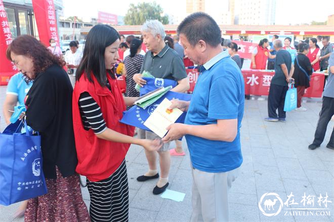 新明楼街道三官会社区《民法典》宣传走到居民身边
