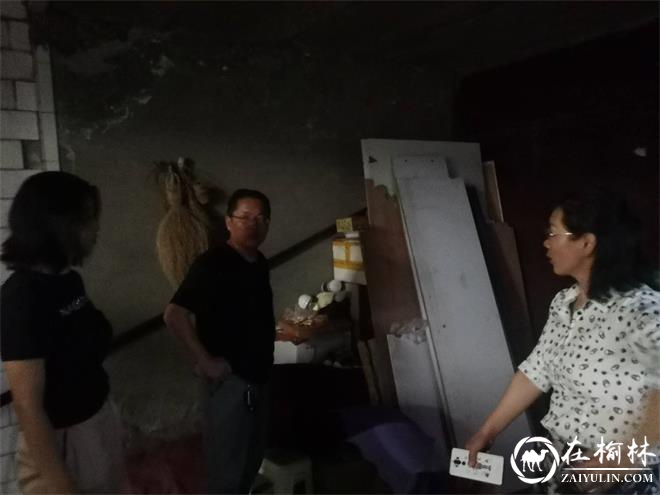 罕见暴雨预警！崇文办崇文路社区连夜撤离居民群众