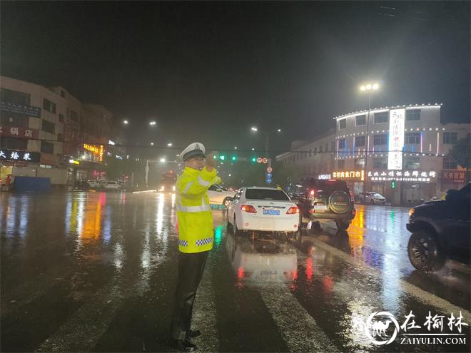 靖边持续强降雨，交警成暴雨中最美的逆行者