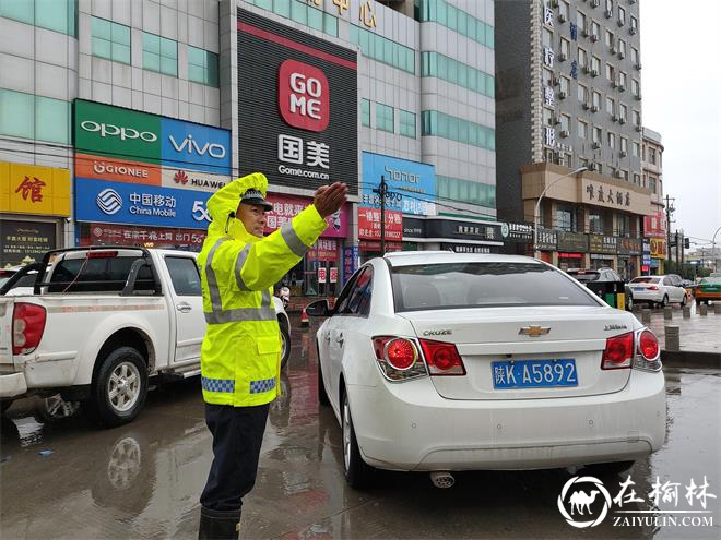 靖边持续强降雨，交警成暴雨中最美的逆行者