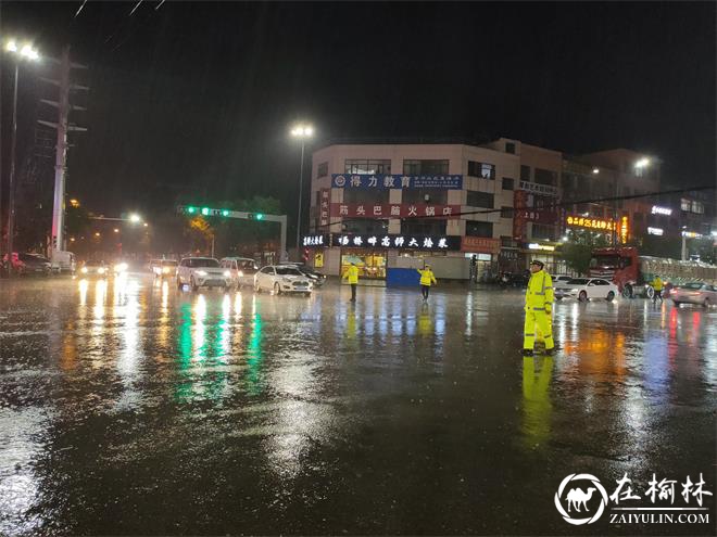 靖边持续强降雨，交警成暴雨中最美的逆行者