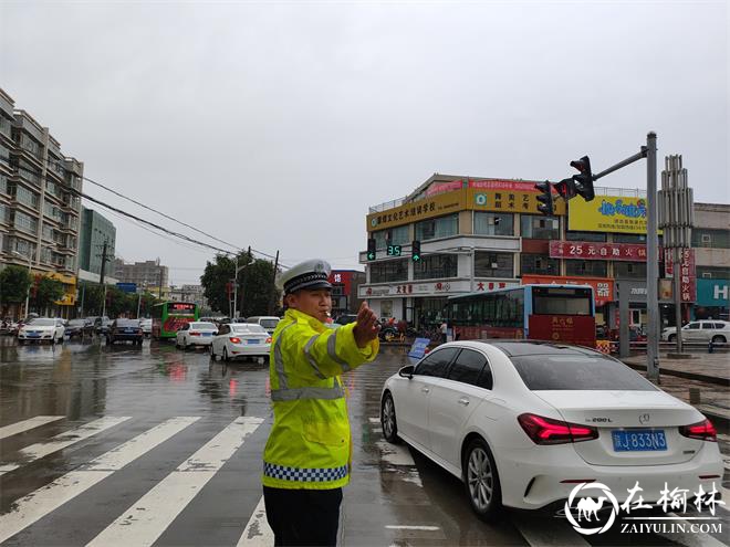 靖边持续强降雨，交警成暴雨中最美的逆行者